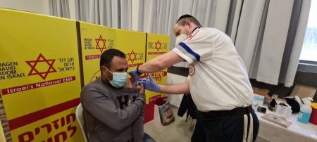 نجمة داود الحمراء تبدأ مشروع تطعيم العمال الفلسطينيين